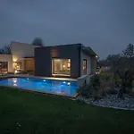 Luxury Orion With Heated Pool, Billard Vila *